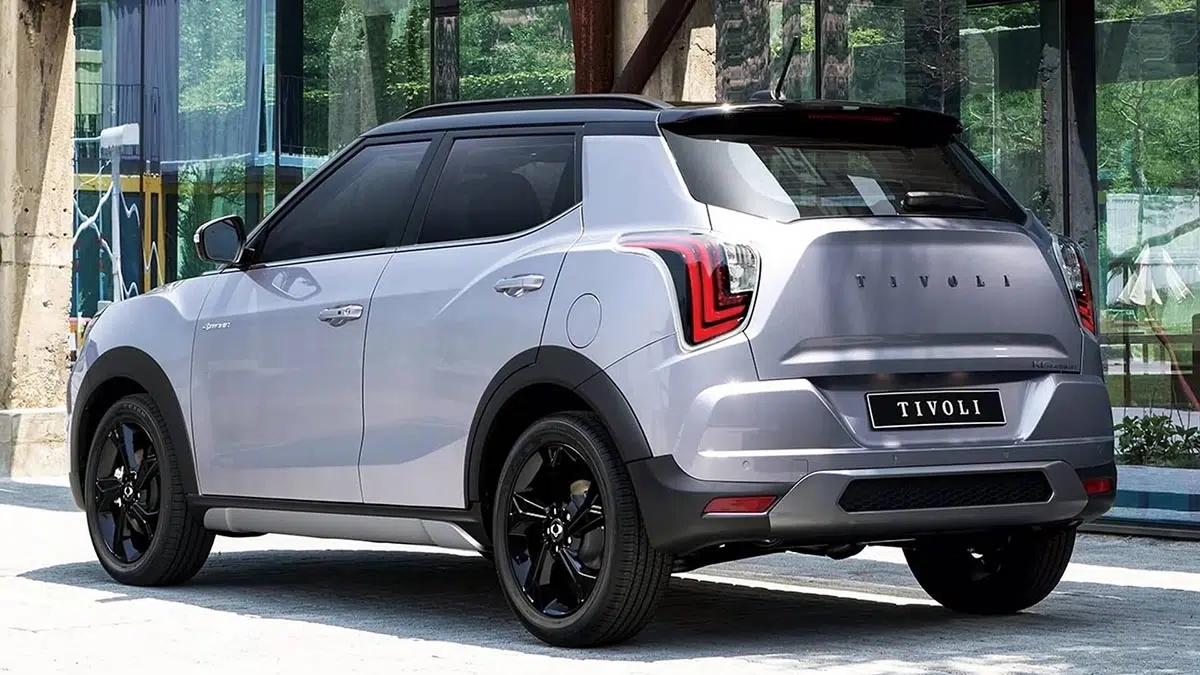 Parte trasera del KGM Tivoli 2025 con luces LED horizontales y portón amplio