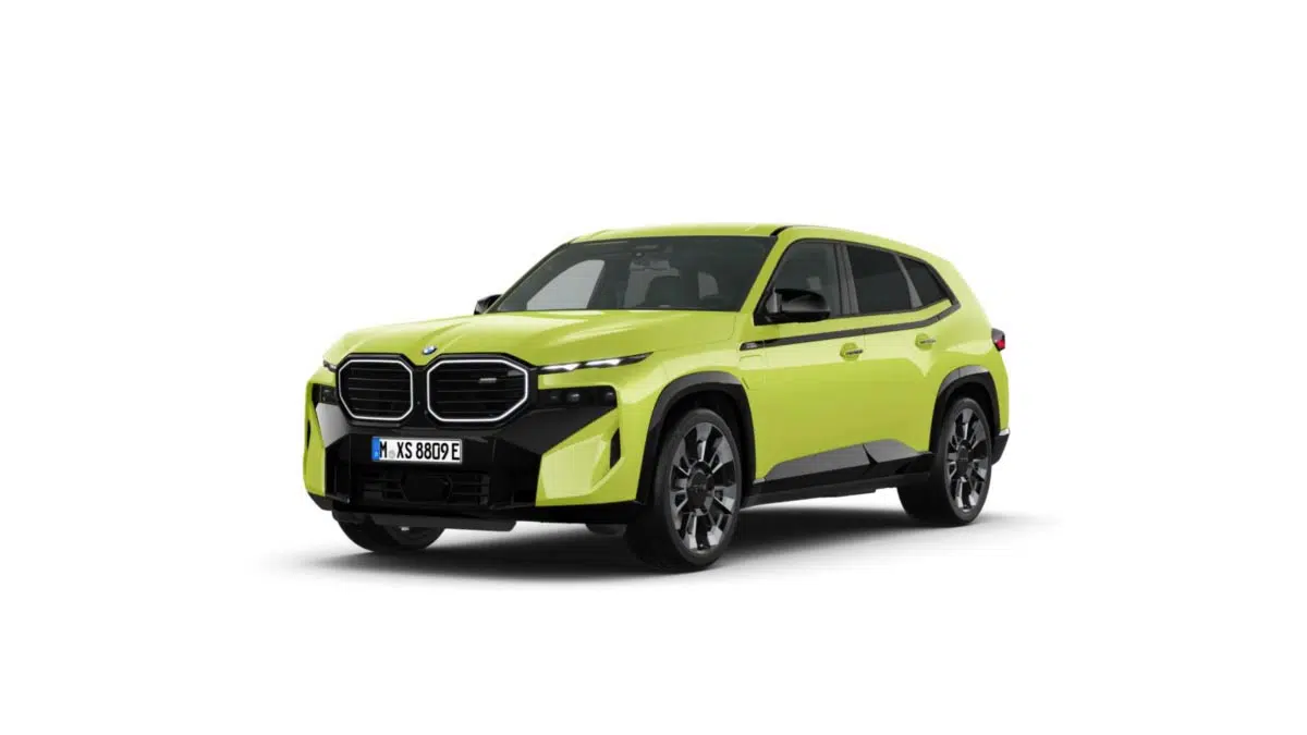 BMW XM híbrido enchufable 2025, vista frontal con parrilla prominente y firma LED vertical