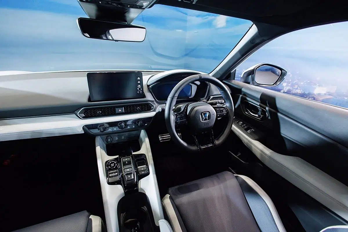 Interior del Honda Prelude 2025 con instrumentación digital y pantalla central táctil