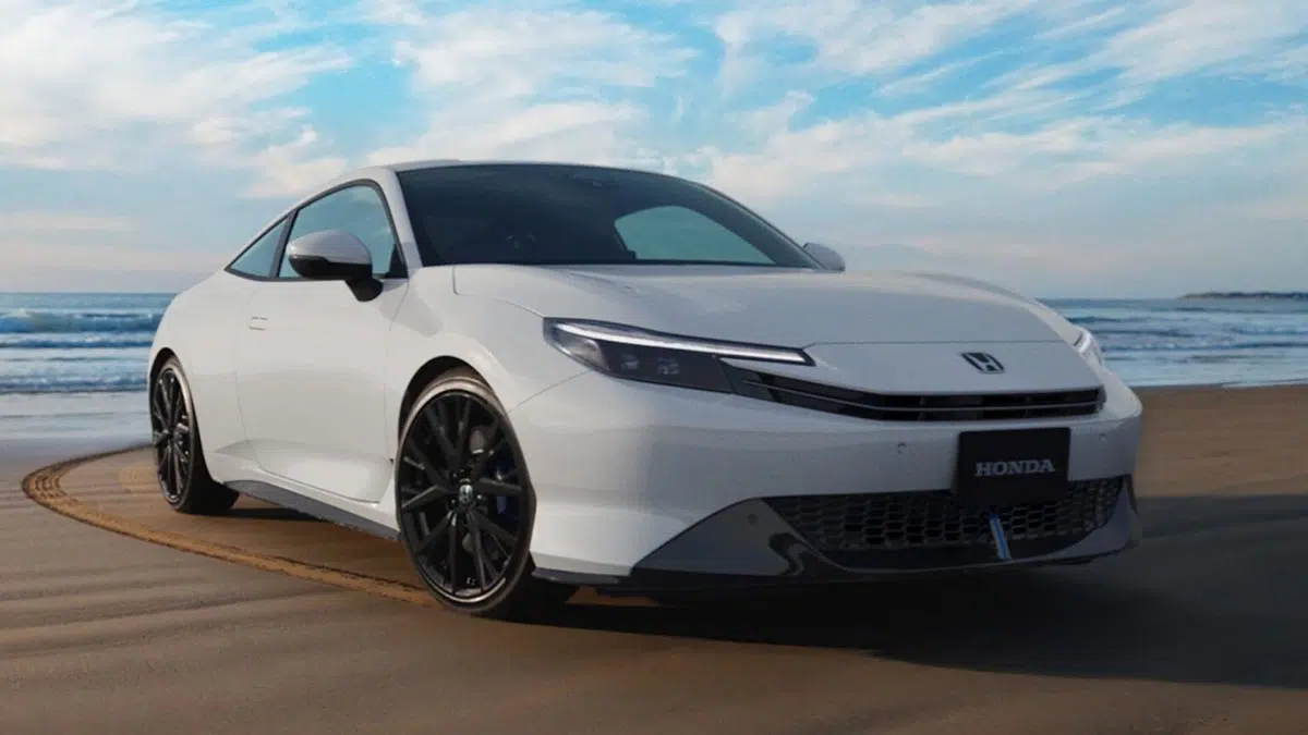 Vista frontal del Honda Prelude 2025 con ópticas finas y capó descendente