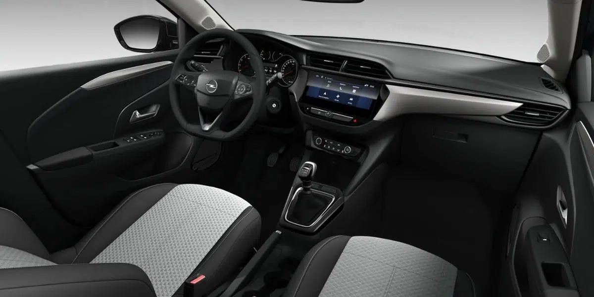 Tablero de instrumentos del Opel Corsa 2025 versión básica con pantalla central y volante multifuncional