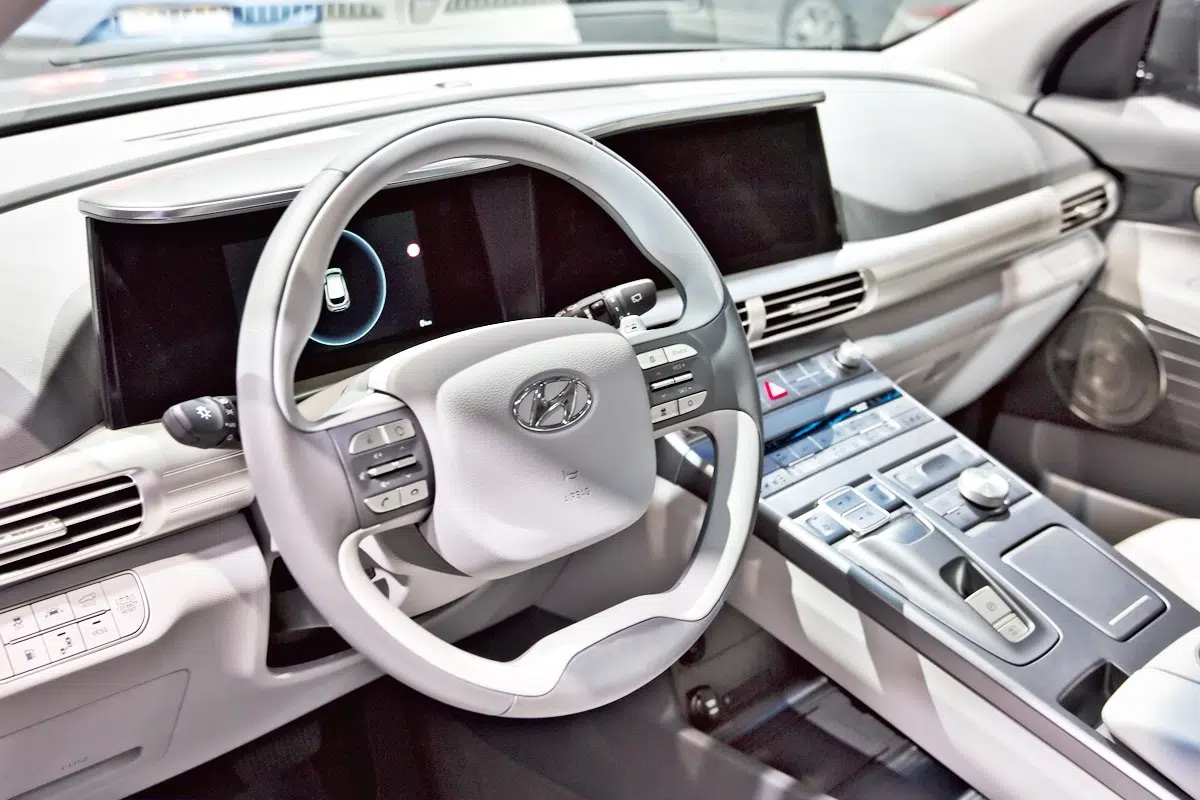 Interior del Hyundai Nexo 2025 con doble pantalla digital y volante multifuncional