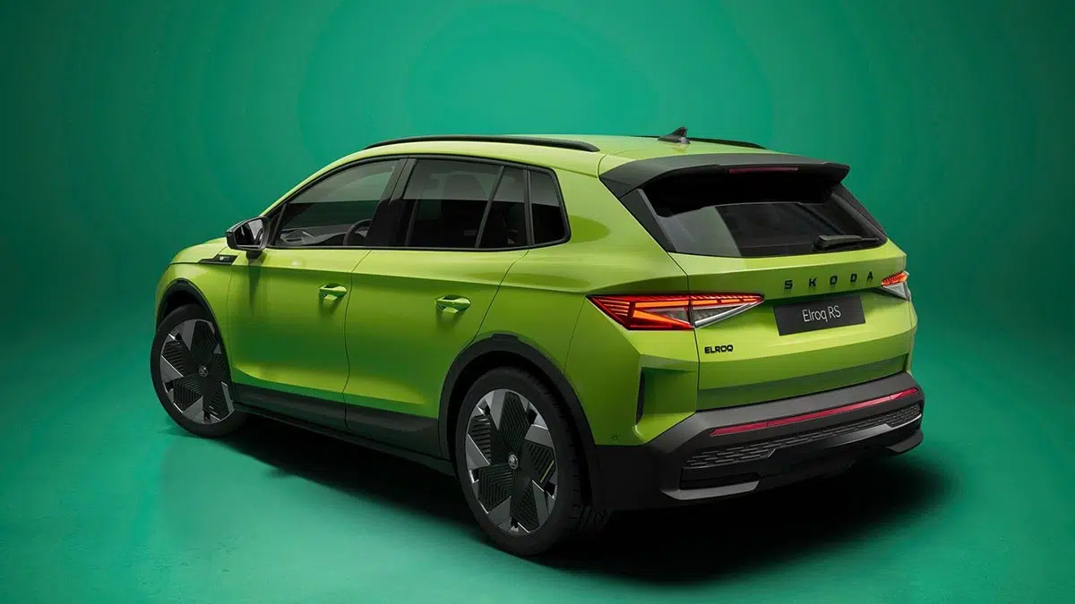 Arrière du Škoda Elroq vRS avec feux LED horizontaux et diffuseur sport