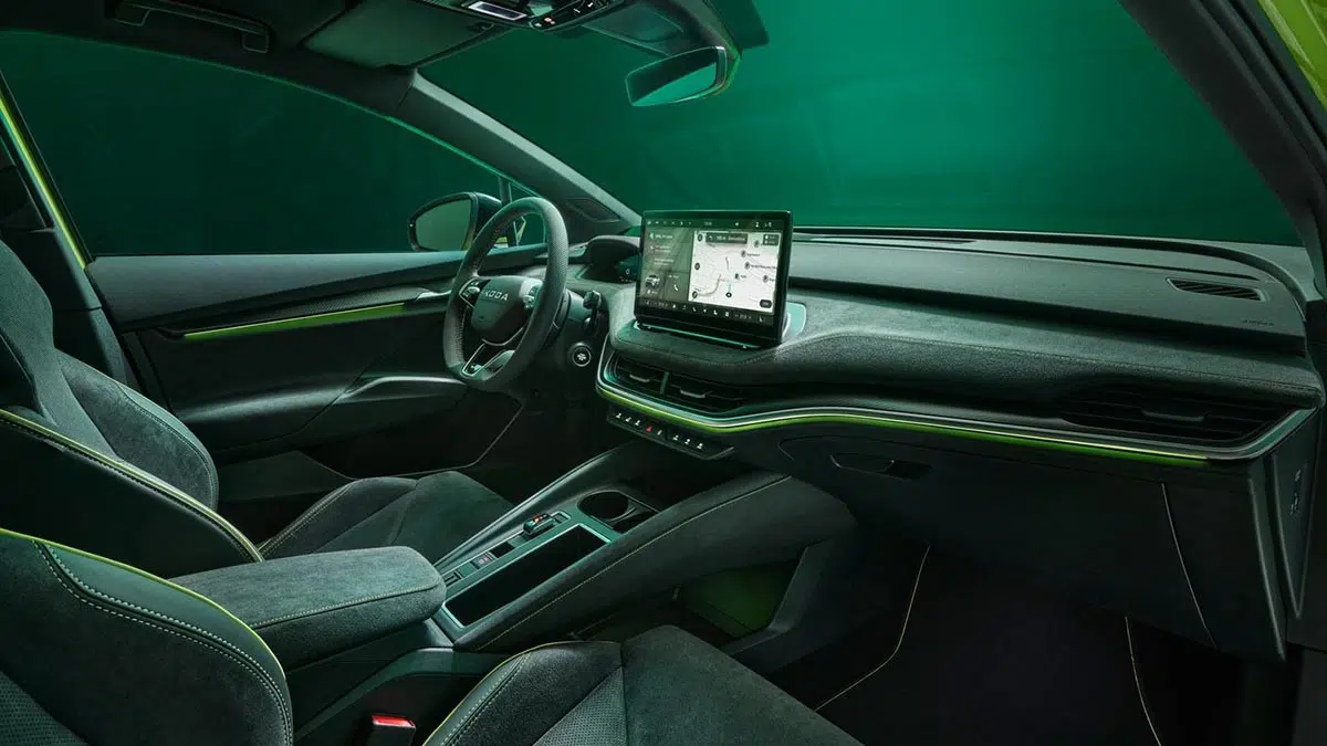 Intérieur Škoda Elroq vRS avec double écran numérique et finition sportive