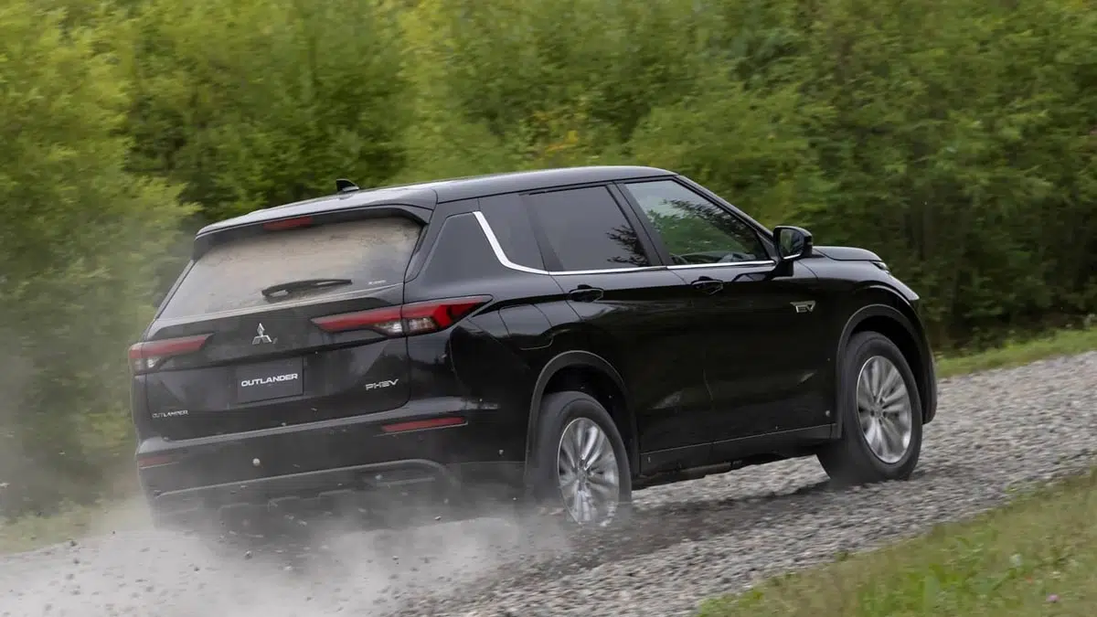 Parte trasera del Mitsubishi Outlander PHEV 2025 con firma luminosa en forma de T y parachoques rediseñado