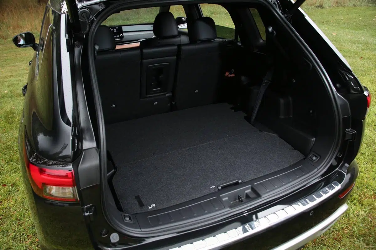 Maletero del Mitsubishi Outlander PHEV 2025 con umbral plano y capacidad familiar