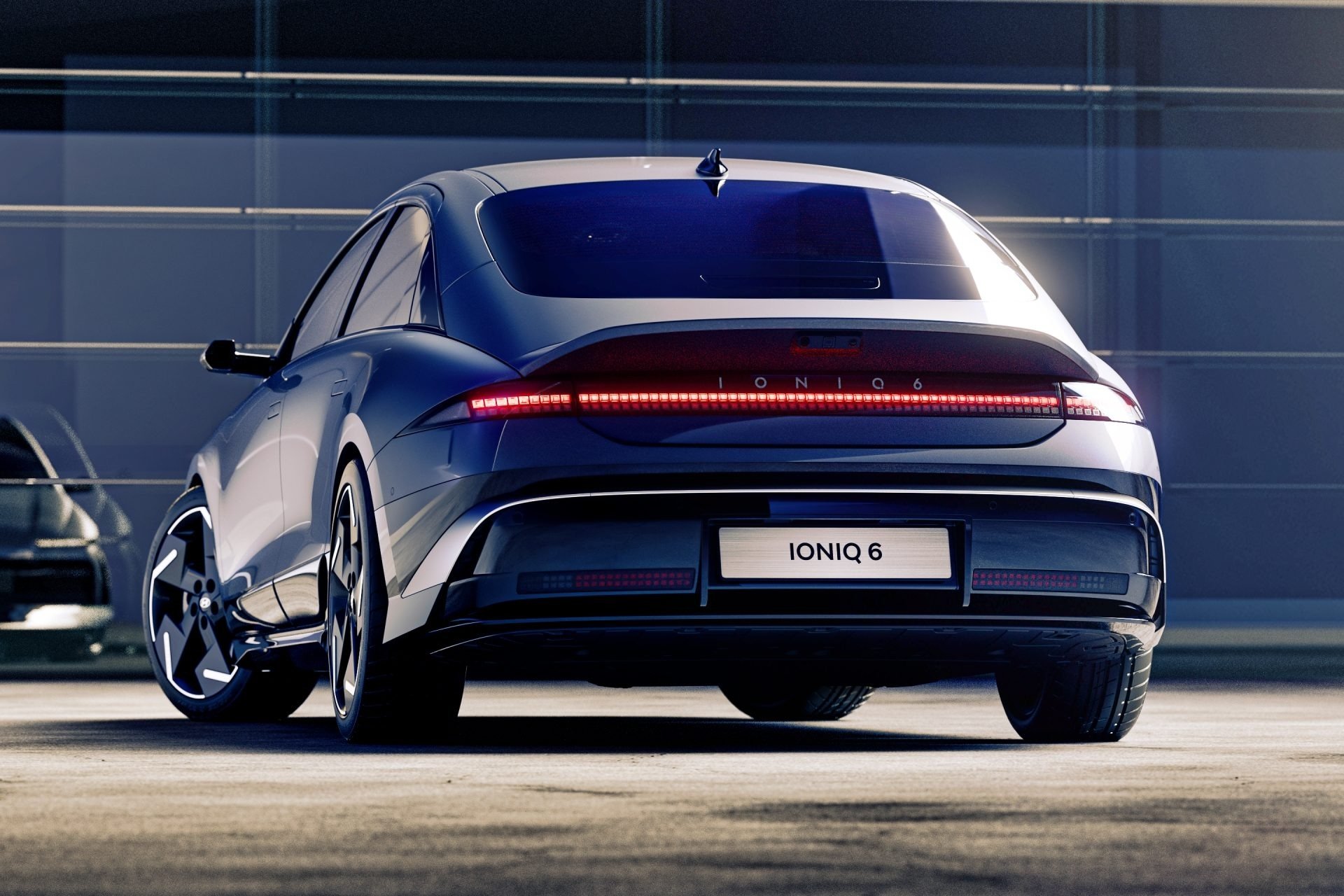 Parte trasera de la Hyundai Ioniq 6 2025 con luces horizontales y acabado negro en versión N Line