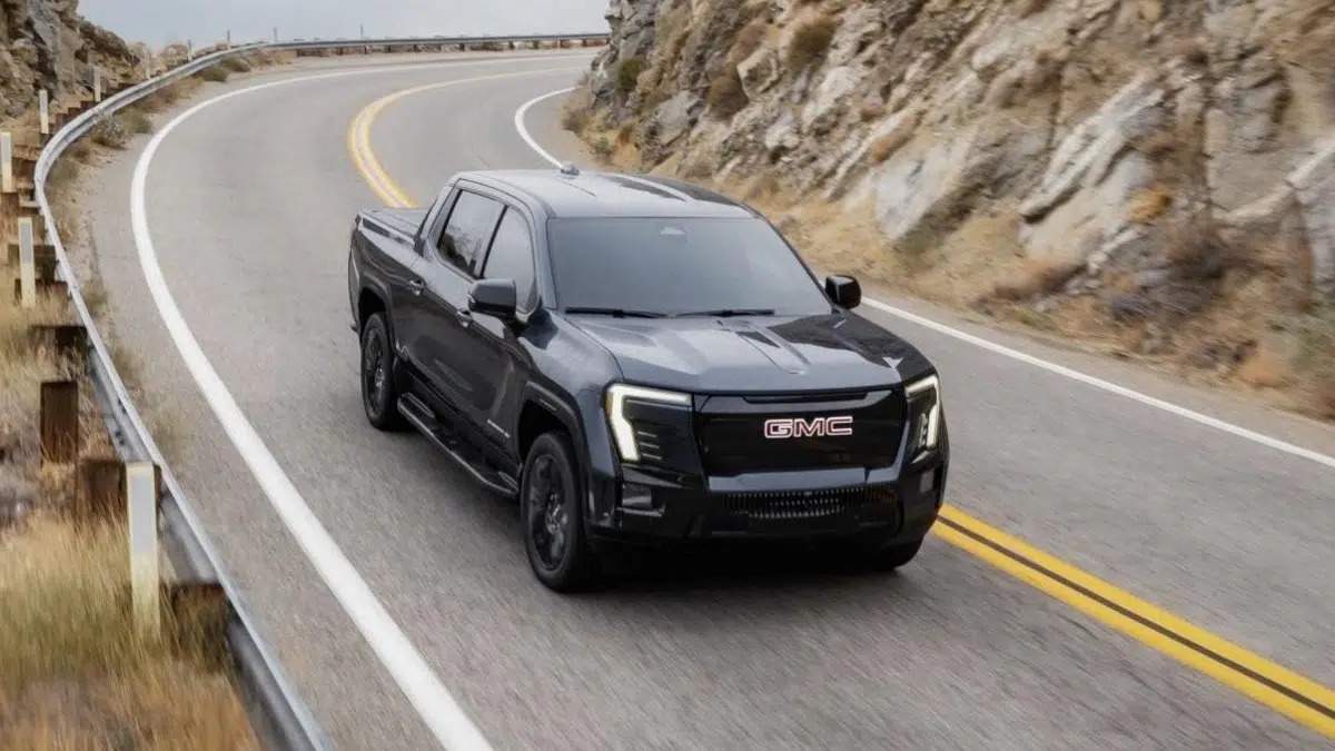 Frente del GMC Sierra EV AT4 2026 con parrilla cerrada y iluminación LED