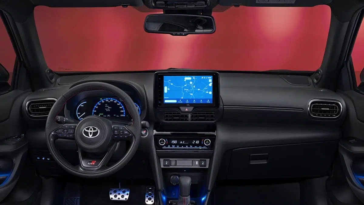 Interior de la Toyota GR Yaris con volante deportivo e instrumentación digital.