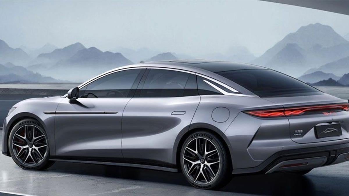 Coche eléctrico chino cargando en punto de carga rápido de nueva generación