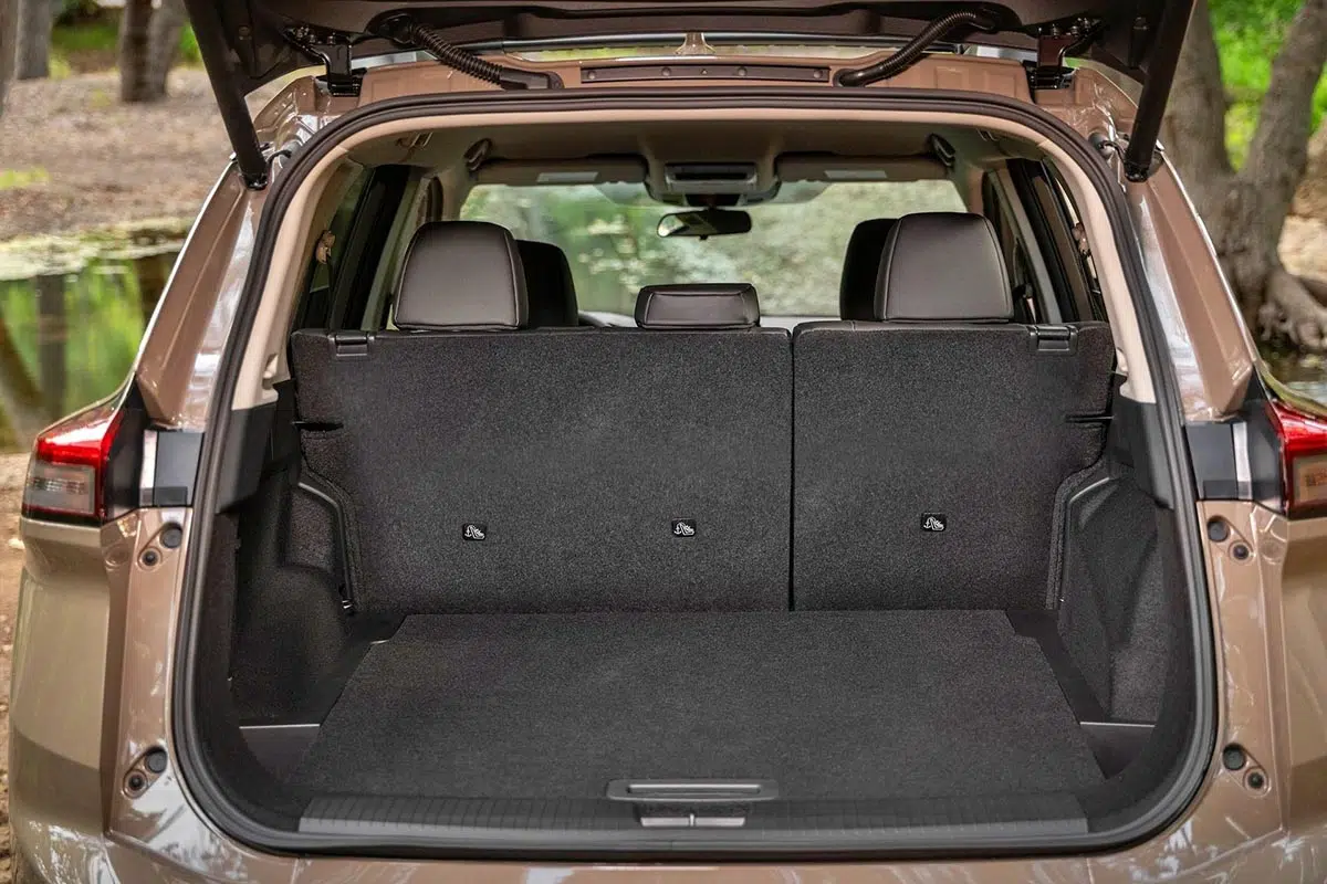 Cajuela del Nissan Rogue Rock Creek con toma de 12V y piso plano