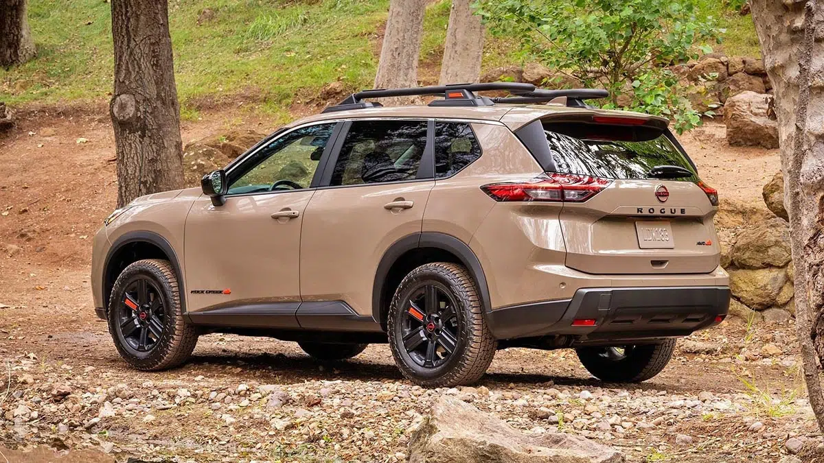Parte trasera del Nissan Rogue Rock Creek con difusor negro y firma lumínica
