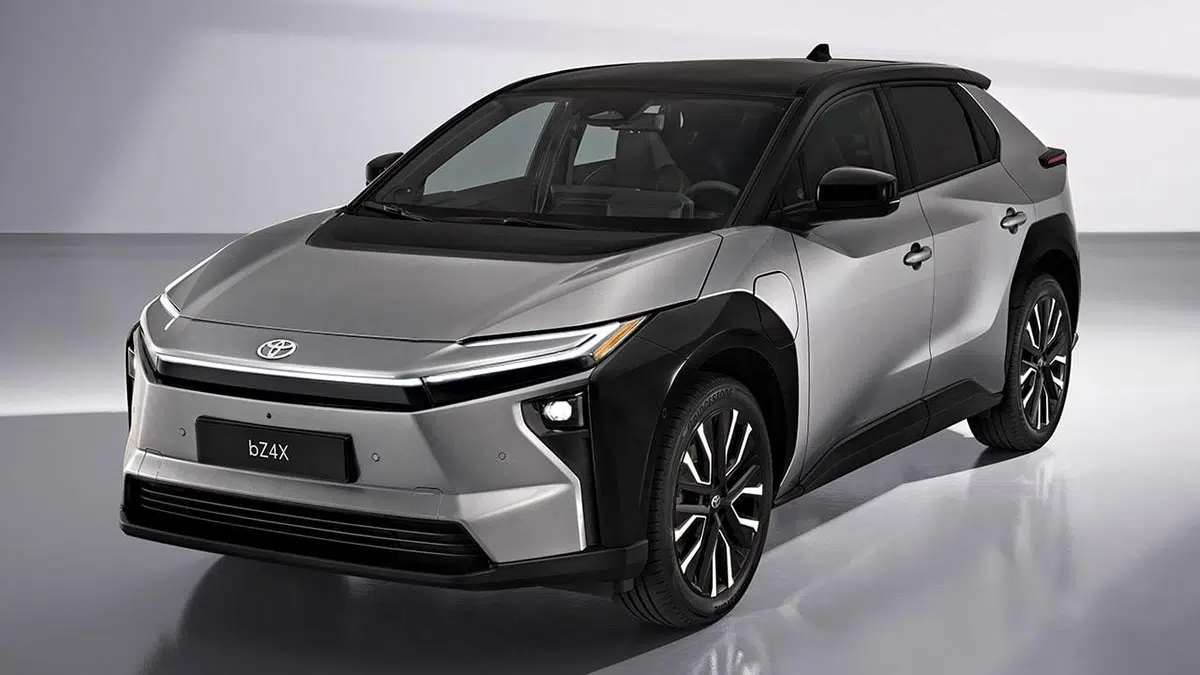 Toyota bZ4X en versión europea, SUV 100 % eléctrico en ruta urbana