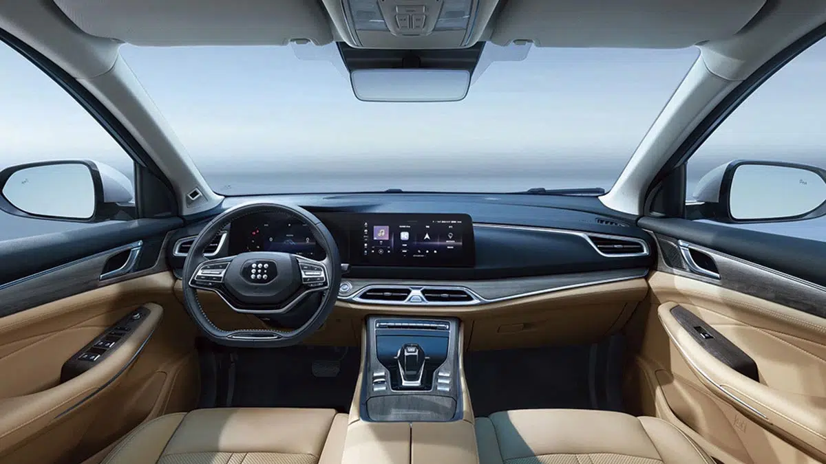 Interior del DFSK E5 con pantalla central de 12,3 pulgadas y volante multifunción