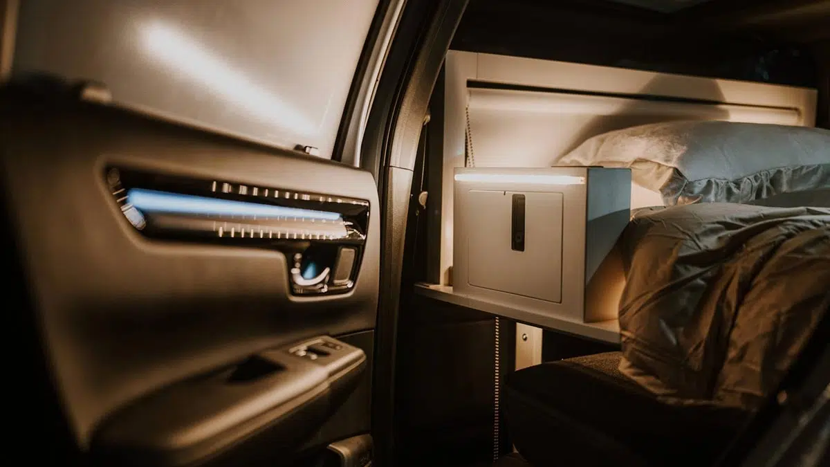 Intérieur du Honda CR-V Dream Pod avec module camping comprenant lit et réchaud escamotable