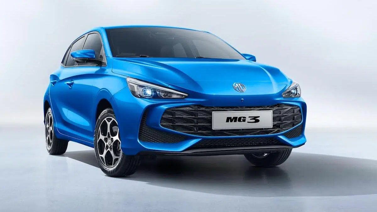 Vista frontal de la MG3 Hybrid+ 2025 con parrilla deportiva y firma LED moderna