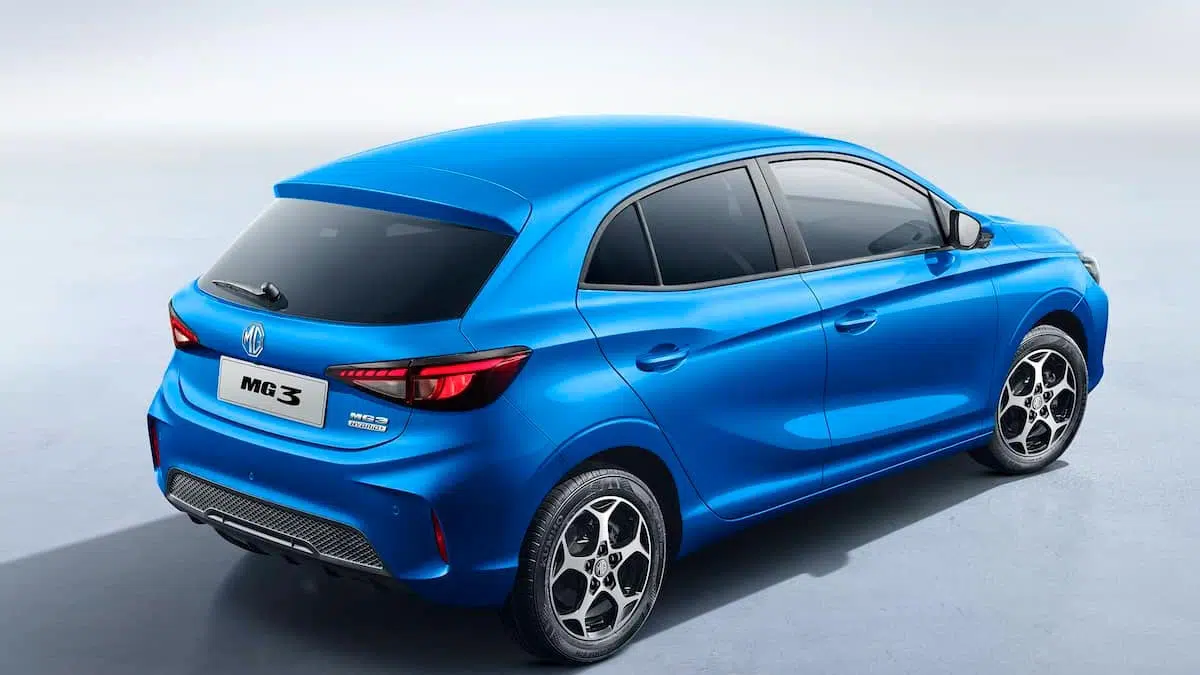 Vista trasera del MG3 Hybrid+ 2025 con luces LED estilizadas y parachoques esculpido