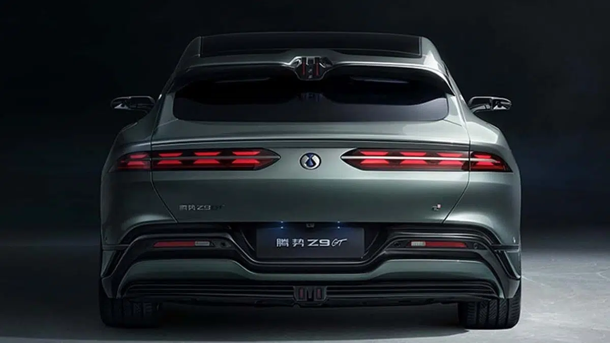 Vista trasera del Denza Z9GT 2024 con un diseño de luces LED y líneas fluidas inspiradas en deportivas alemanas