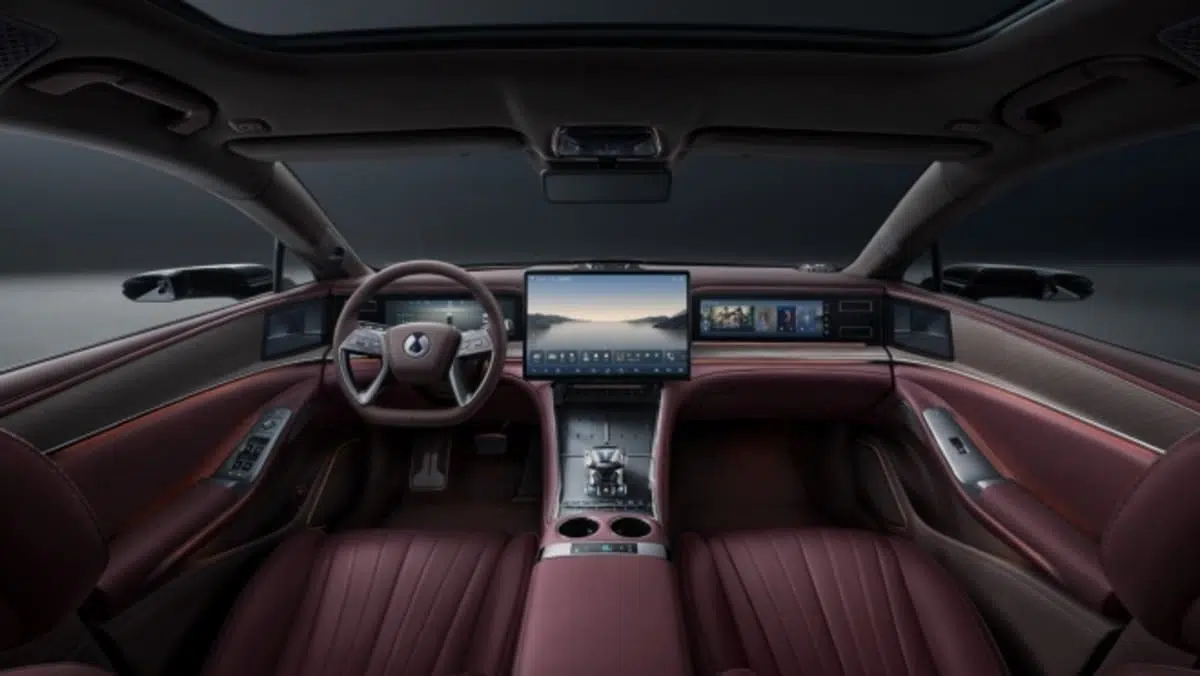 Interior del Denza Z9GT 2024 con pantalla digital y materiales de alta gama