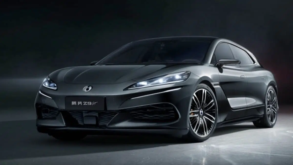 Vista frontal del Denza Z9GT 2024, station wagon eléctrico premium con diseño deportivo y parrilla elegante
