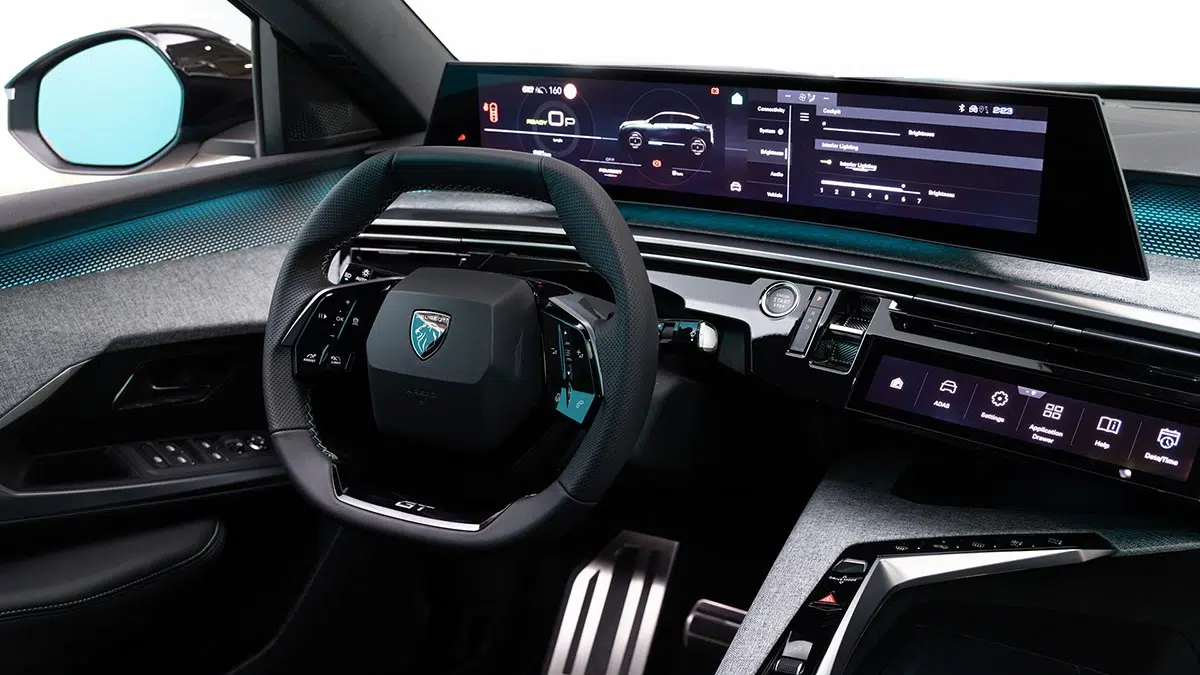 Interior del Peugeot e-3008 2024 con pantalla panorámica curva de 21 pulgadas i-Cockpit