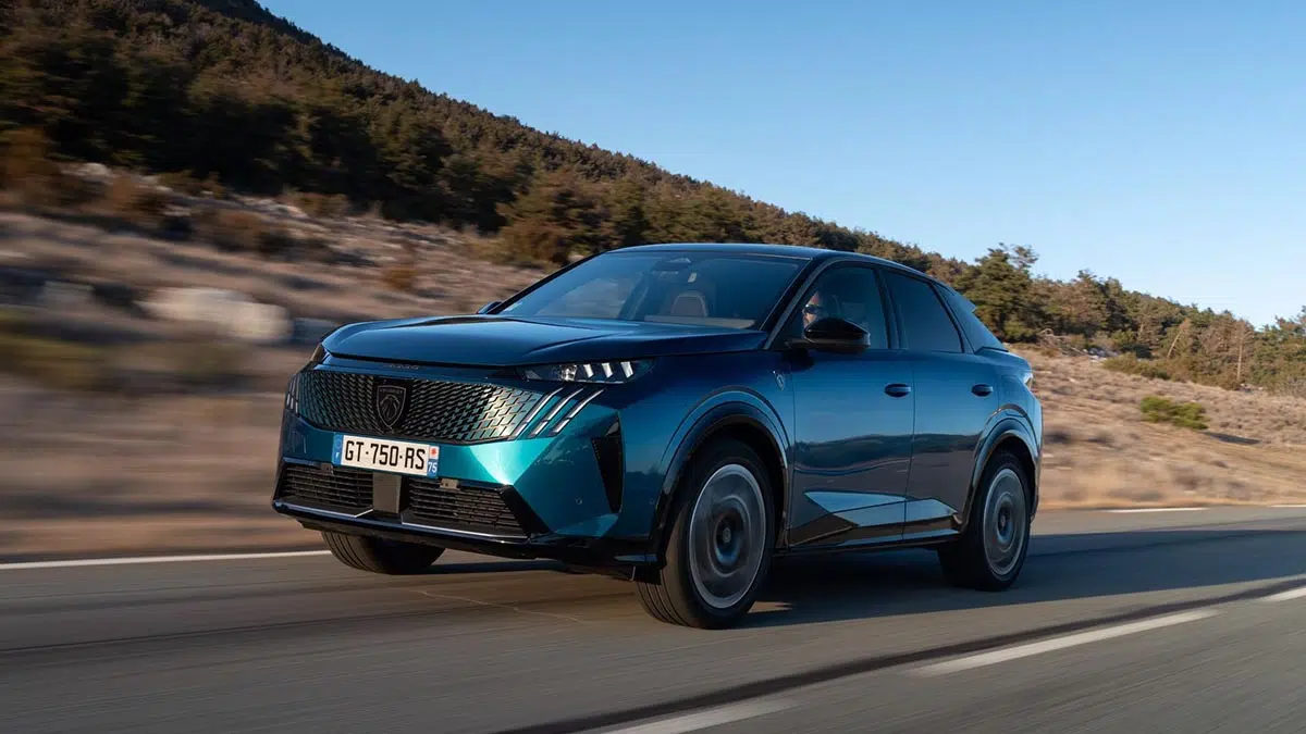 Peugeot e-3008 eléctrico 2025 vista frontal, parrilla sin costuras y firma LED de tres garras