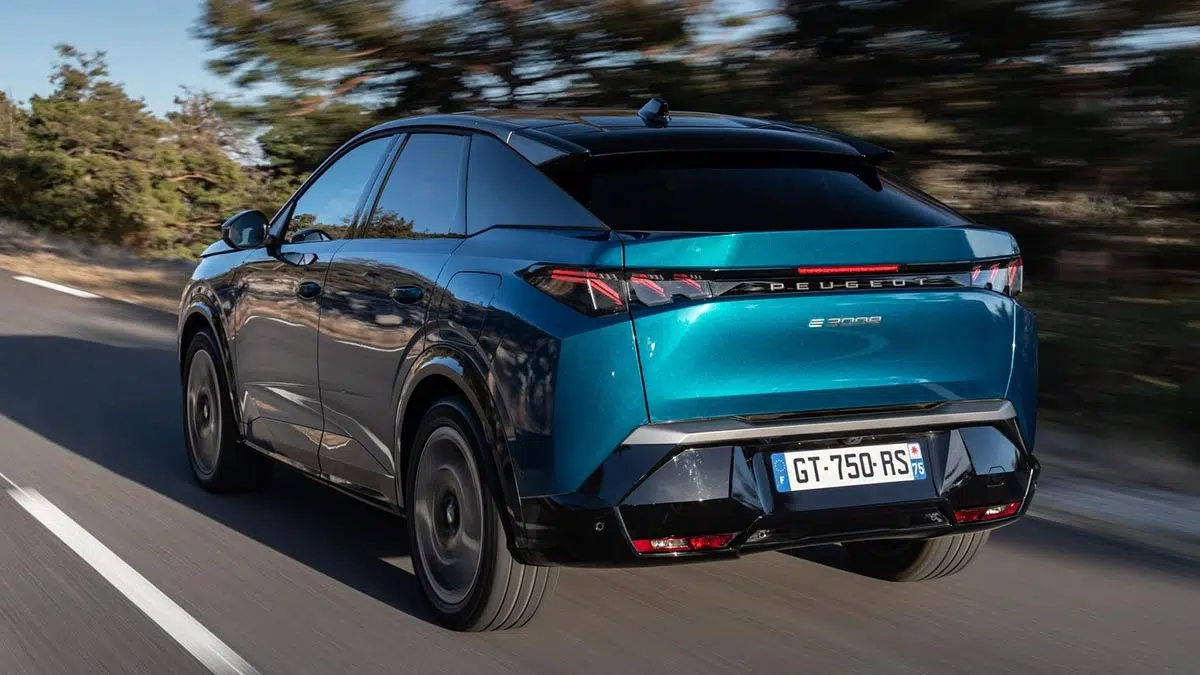 Vista trasera del Peugeot e-3008 eléctrico 2025 con banda negra y luces LED