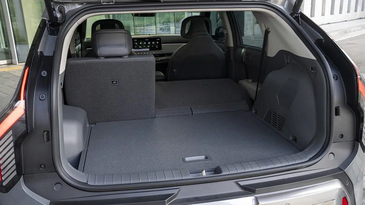 Maletero del Kia EV3 2025 con 460 litros de volumen y borde de carga práctico