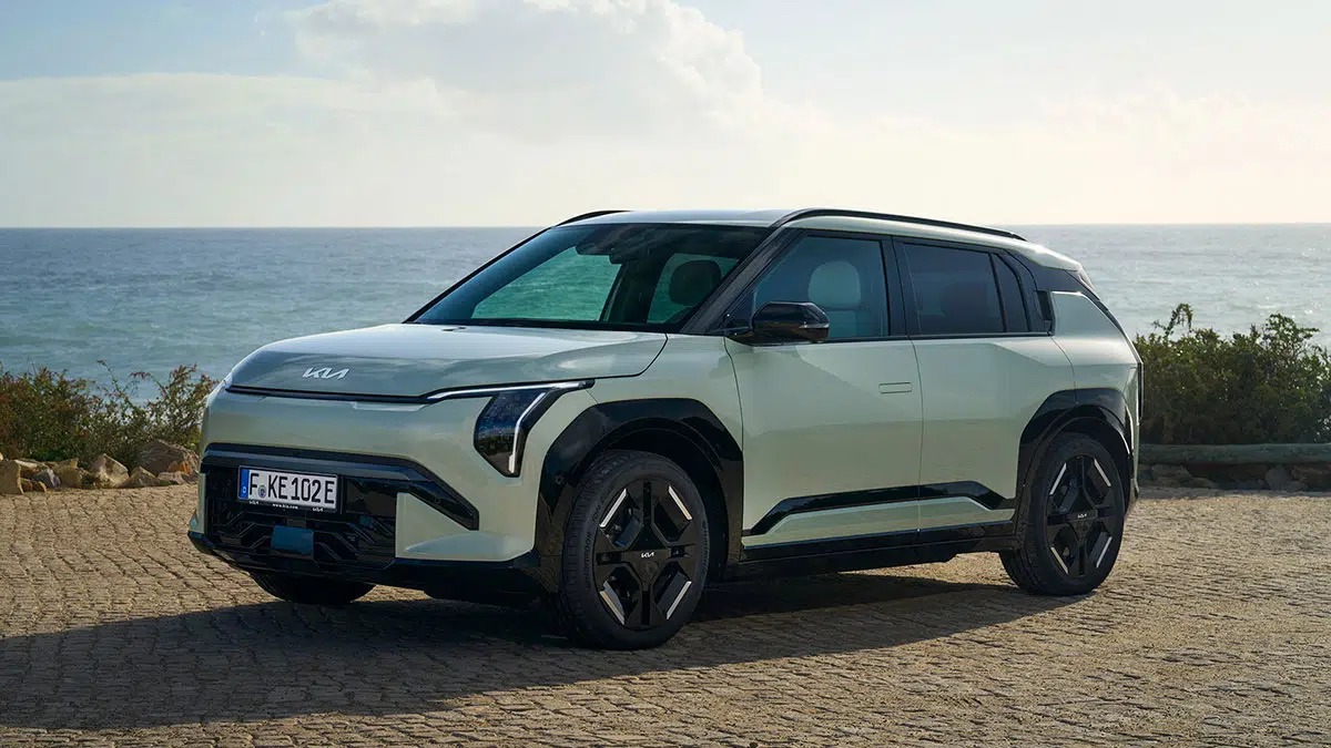 Kia EV3 2025 visto de frente, parrilla cerrada y luces LED en boomerang en SUV eléctrico compacto