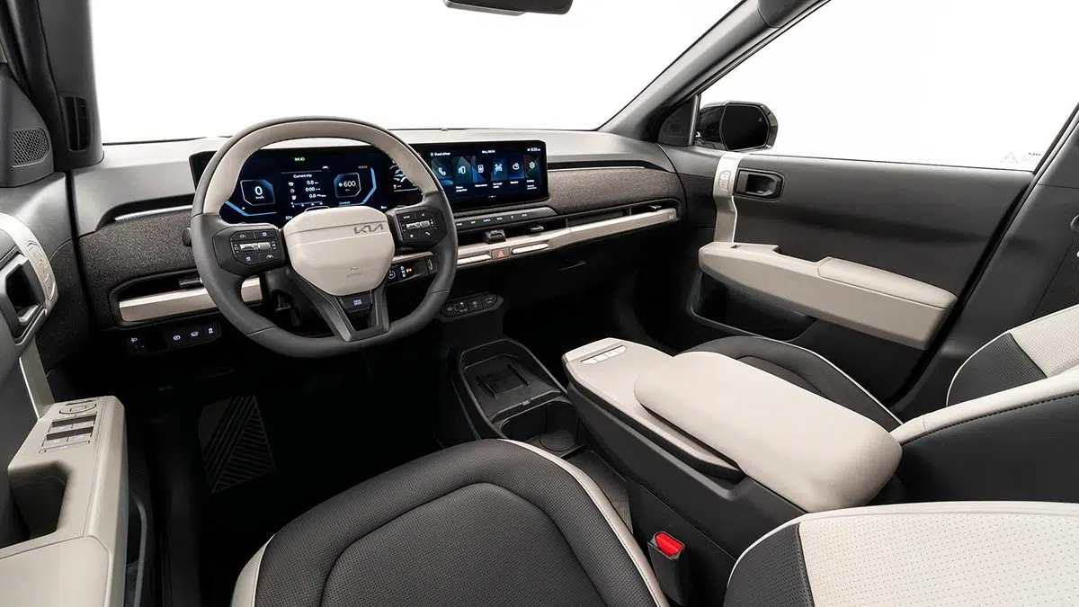 Interior del Kia EV3 2025 con doble pantalla digital y diseño limpio