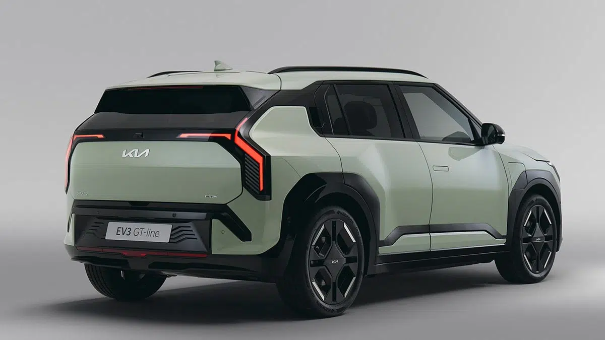 Vista trasera Kia EV3 2025 con luces traseras horizontales y firma lumínica distintiva