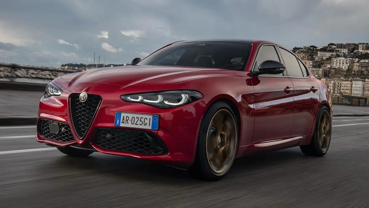 Frontal del Alfa Romeo Giulia Intensa 2025, parrilla triangular y firma LED deportiva