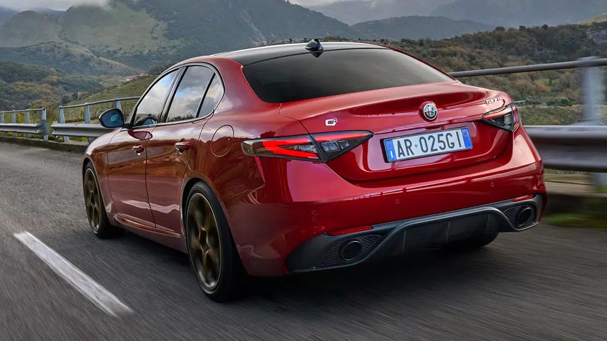 Vista trasera del Alfa Romeo Giulia 2025 con luces LED afiladas y doble salida de escape