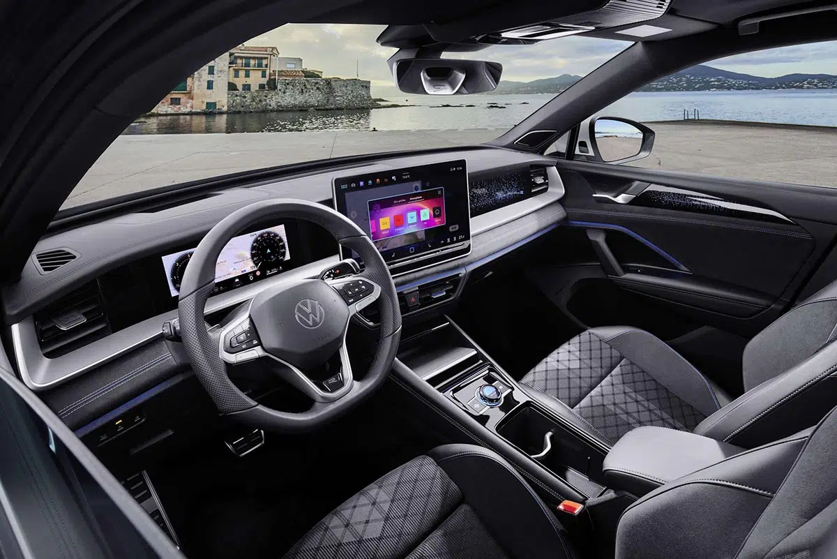Intérieur Volkswagen Tayron eHybrid 2025 avec écran tactile 15 pouces et i-Cockpit numérique