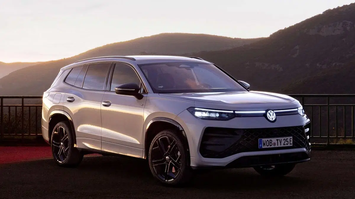 Volkswagen Tayron eHybrid 2025 vu de face avec signature lumineuse LED et calandre imposante