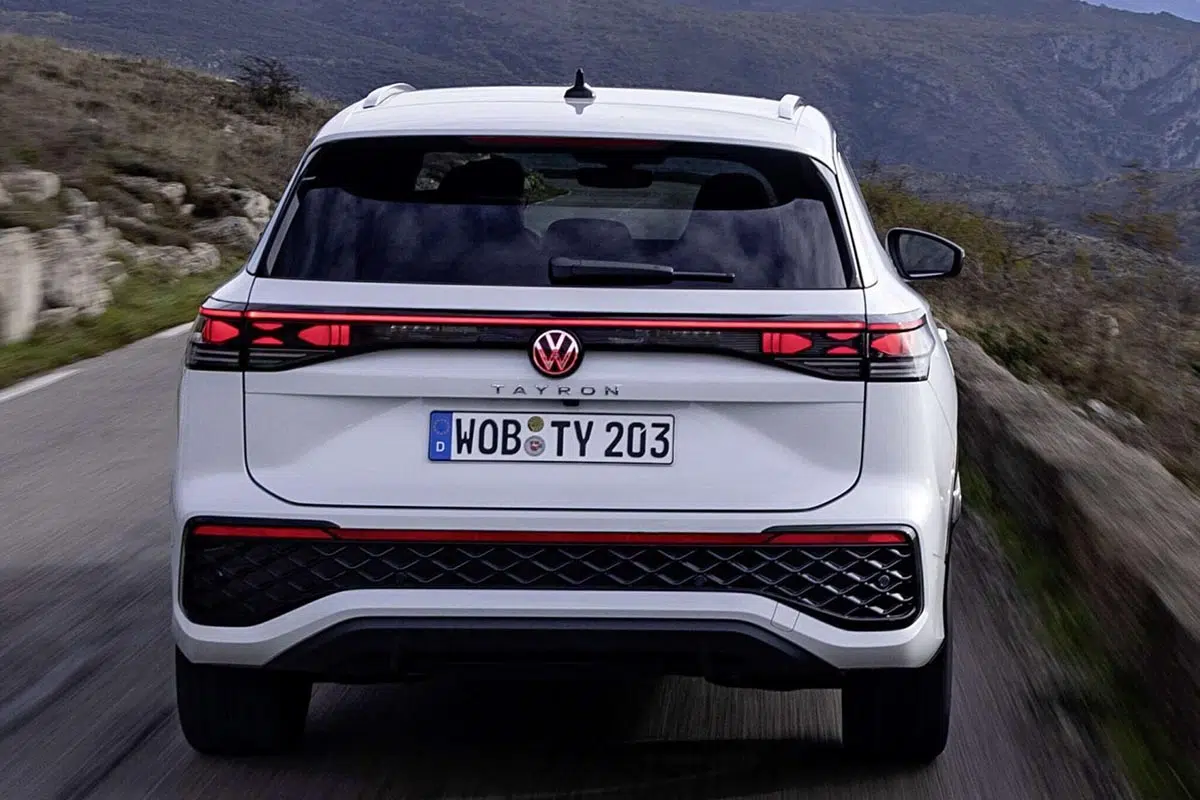 Vue arrière Volkswagen Tayron eHybrid 2025 avec bandeau lumineux et design musclé