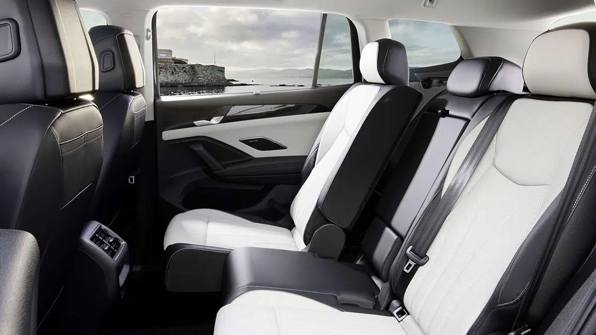 Banquette arrière du Volkswagen Tayron eHybrid avec grand espace aux jambes et assise confortable