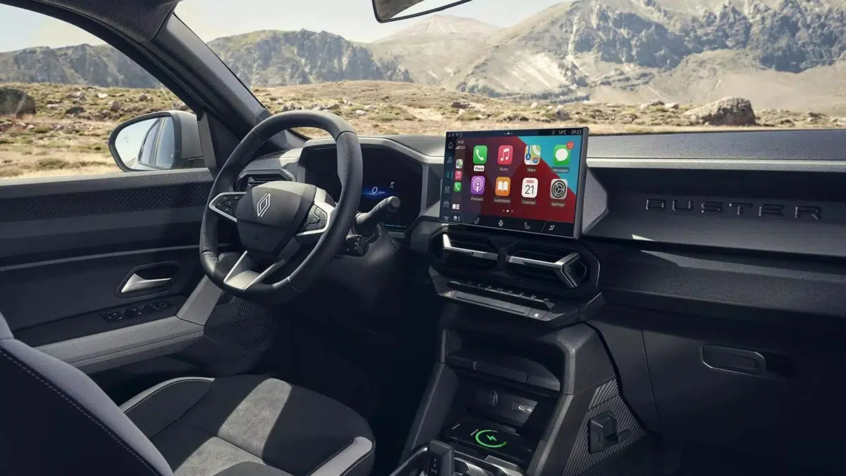 Tablero del Renault Duster 4x4 2025 con controles simples y pantalla táctil central