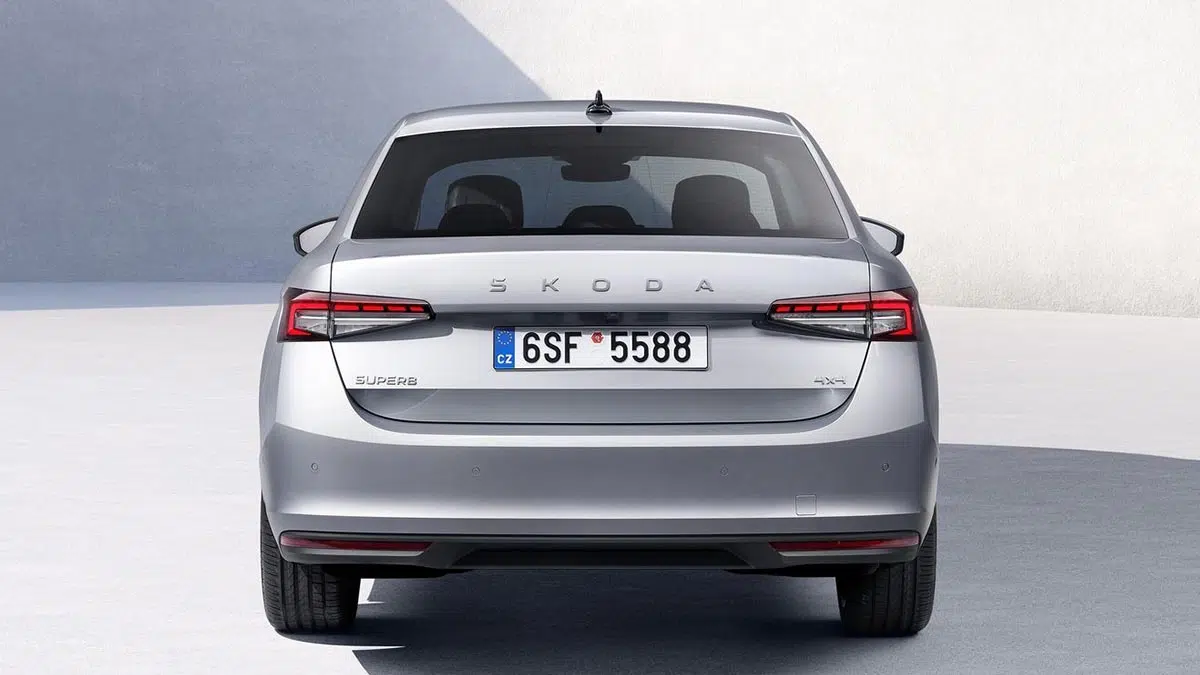 Vista trasera Skoda Superb 2025 con finos faros LED y emblema central en el maletero
