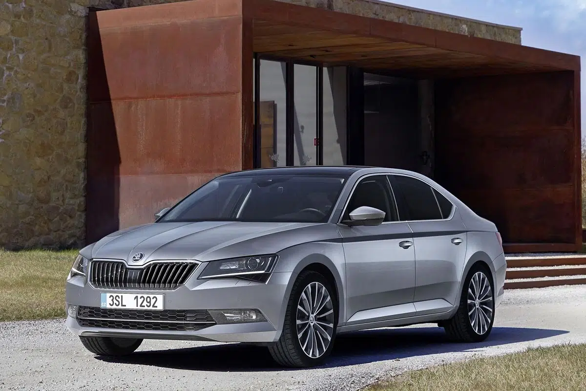 Skoda Superb 2025 vista frontal con parrilla rediseñada y firma de luz LED moderna