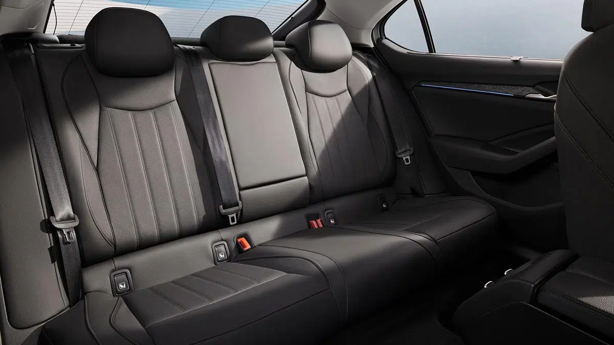 Asiento trasero del Skoda Superb 2025 con amplio espacio para las piernas y reposacabezas cómodos