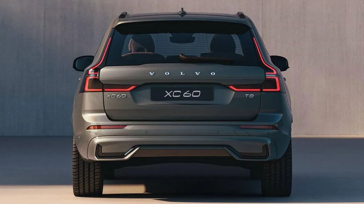 Parte trasera del Volvo XC60 PHEV 2025 con luces LED verticales y emblema Recharge