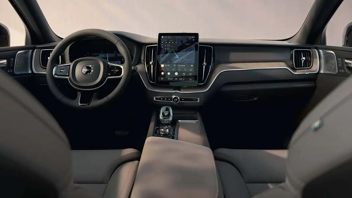 Interior del Volvo XC60 PHEV 2025 con panel de instrumentos digital y pantalla central de Google integrada