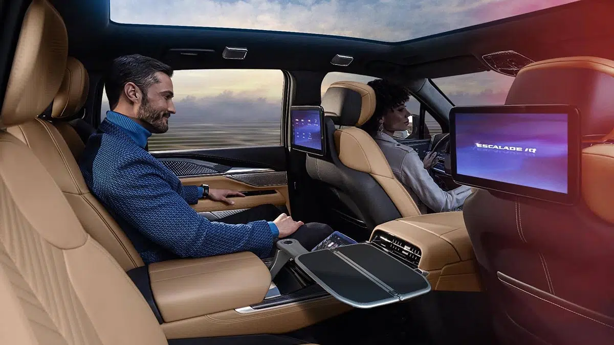 Asientos traseros del Cadillac Escalade IQ 2025 preparados para una cena gourmet con tabletas retráctiles