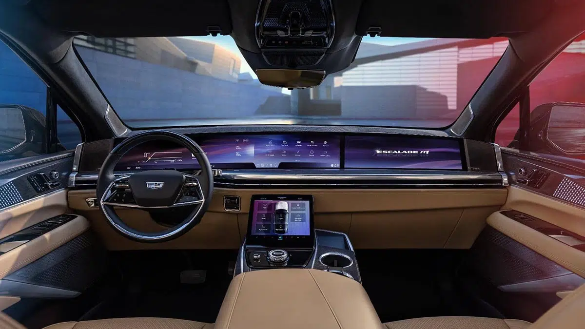 Cabina del Cadillac Escalade IQ 2025 con pantalla curva de 55 pulgadas y ambiente de alta tecnología