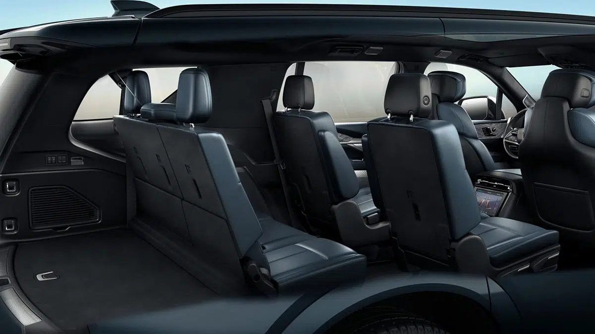 Sección lateral del Cadillac Escalade IQ 2025 exhibiendo sus tres filas de asientos en configuración de lujo