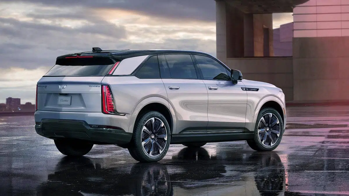 Vista trasera del Cadillac Escalade IQ 2025 con tira LED y firma lumínica vertical