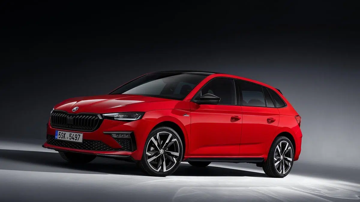Perfil lateral Skoda Scala Monte Carlo 2025 con llantas negras y techo contrastante