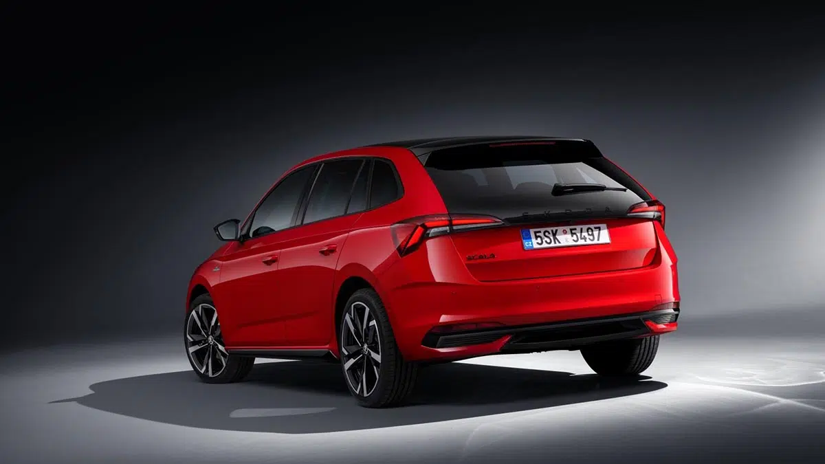 Parte trasera Skoda Scala Monte Carlo 2025 con banda negra, difusor y luces LED