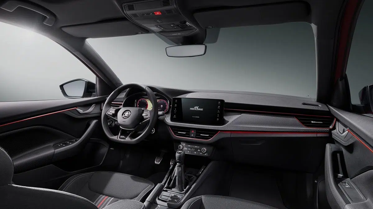 Interior Skoda Scala Monte Carlo 2025 con volante deportivo, detalles en rojo y pantalla táctil
